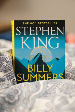Téléchargez les photos : Plan vertical du roman "Billy Summers" de Stephen King sur un drap de lit - en image libre de droit
