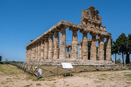 Foto de El antiguo templo dórico de Atenea en la antigua ciudad griega de Paestum, Campania, Italia - Imagen libre de derechos