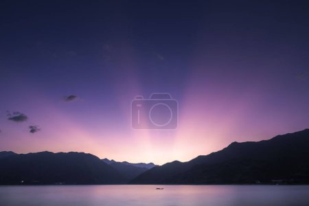 Téléchargez les photos : Beaux paysages de lumière du soleil et de coucher de soleil violet ciel derrière les montagnes - en image libre de droit