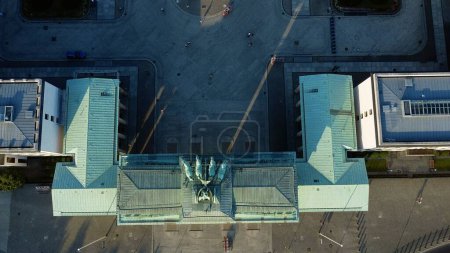 Téléchargez les photos : Vue aérienne du toit de la porte de Brandebourg à Berlin, Allemagne - en image libre de droit