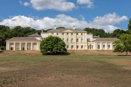 Téléchargez les photos : Une belle vue sur Kenwood House, une propriété du patrimoine anglais sur Hampstead Heath - en image libre de droit