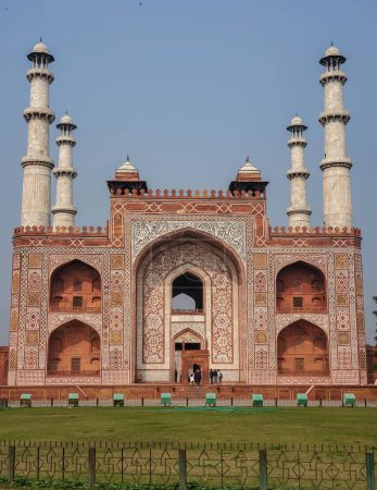 Foto de Un primer plano vertical de la tumba del Akbar en Agra, India - Imagen libre de derechos