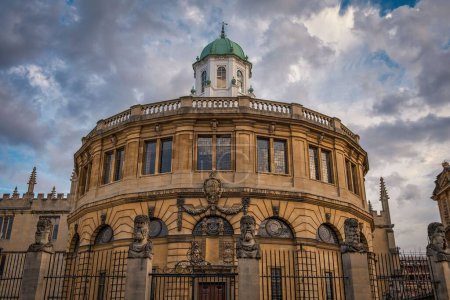 Téléchargez les photos : Un plan à faible angle des bibliothèques bodléiennes sous un ciel nuageux à Oxford, Angleterre, Royaume-Uni - en image libre de droit