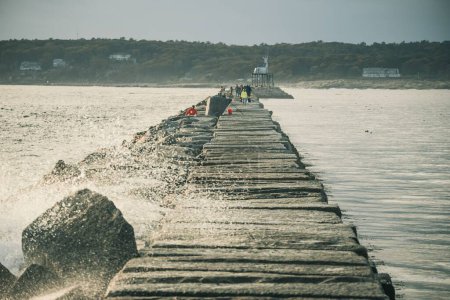 Foto de Una dramática toma de olas estrellándose en el Jeddy de Eastern Point en Gloucester, MA - Imagen libre de derechos