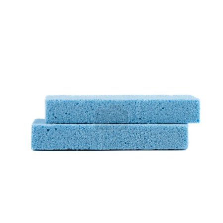 Téléchargez les photos : Deux laveurs hygiéniques à pied de pierre ponce bleu isolés sur fond blanc - en image libre de droit
