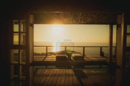Téléchargez les photos : Un beau cliché d'un balcon donnant sur la mer au coucher du soleil - en image libre de droit