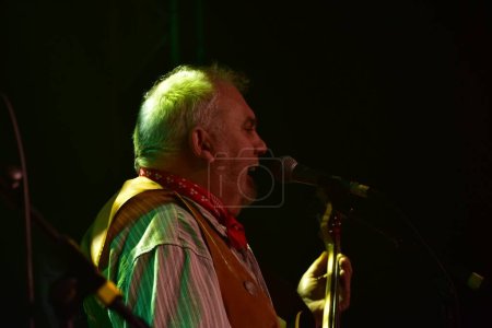 Foto de English Scrumpy y la banda occidental The Wurzels actúan en Komedia, Bath. Reino Unido. 8 de diciembre, - Imagen libre de derechos