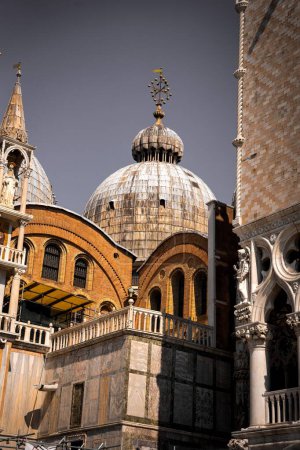 Téléchargez les photos : Un plan vertical des bâtiments de la Piazza San Marco à Venise, Italie - en image libre de droit