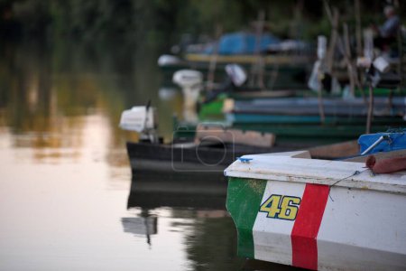 Téléchargez les photos : Une vue rapprochée des bateaux sur la rivière - en image libre de droit