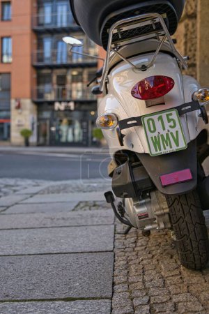 Foto de Vespa scooter blanco aparcado en una ciudad, alemán - Imagen libre de derechos