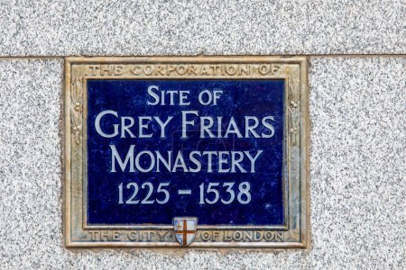 Téléchargez les photos : Plaque historique du monastère des frères gris dans le quartier City de Londres, Royaume-Uni. - en image libre de droit