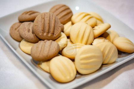 Foto de Un primer plano de deliciosas galletas caseras en un plato blanco. - Imagen libre de derechos