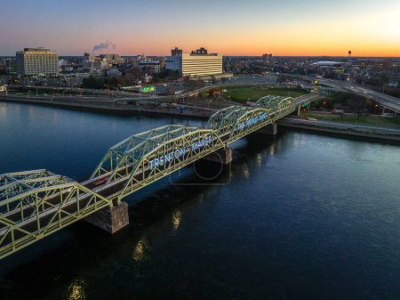 Téléchargez les photos : Un drone de pont suspendu au-dessus de la rivière au lever du soleil et Trenton paysage urbain en arrière-plan dans le New Jersey - en image libre de droit