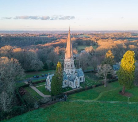Téléchargez les photos : Vue aérienne de l'église St Barnabas, Ranmore - en image libre de droit