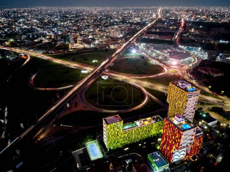 Téléchargez les photos : Une vue nocturne pittoresque de la zone commerciale éclairée par des lumières colorées à Accra, Ghana - en image libre de droit