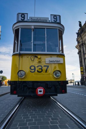 Téléchargez les photos : Tramway vintage sur la rue de la ville dans le centre historique de Dresde - en image libre de droit