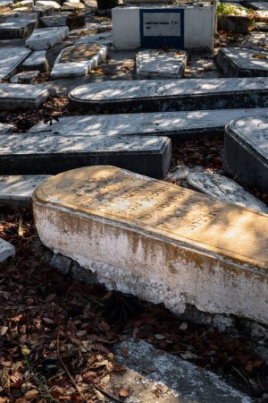 Téléchargez les photos : La plus ancienne tombe dans un cimetière juif de la ville de Tanger - en image libre de droit