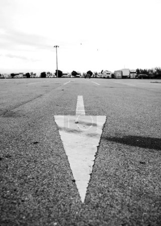 Foto de Una flecha pintada en un camino de asfalto - Imagen libre de derechos