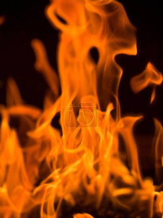 Foto de Un primer plano de llamas de fuego en la oscuridad - Imagen libre de derechos