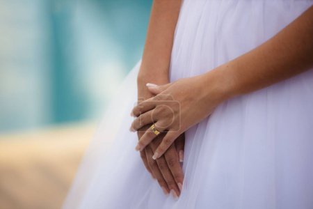 Foto de Un primer plano de una novia con un anillo de bodas - Imagen libre de derechos