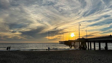 Foto de Colorido atardecer ilumina la playa, el muelle y el océano en Los Ángeles - Imagen libre de derechos