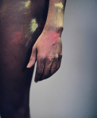 Téléchargez les photos : Un plan vertical d'un homme africain avec des poudres colorées - en image libre de droit