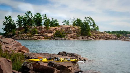 Téléchargez les photos : Kayaks sur les roches de granit lisses de la baie Georgienne Ontario. - en image libre de droit