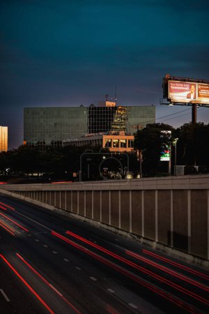Téléchargez les photos : Un pont à San Antonio avec des voitures montrant des mouvements la nuit comme le transport de haut en bas de l'autoroute - en image libre de droit