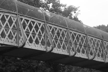 Téléchargez les photos : Plan en niveaux de gris d'un pont ferroviaire à Penrhiwceiber, Galles du Sud. - en image libre de droit