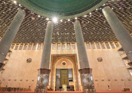 Téléchargez les photos : Un intérieur de la mosquée Istiqlal Jakarta en Indonésie - en image libre de droit
