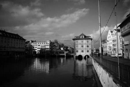 Téléchargez les photos : Une vue en échelle grise de la rivière et des bâtiments à Limmatquai, Zurich Suisse - en image libre de droit