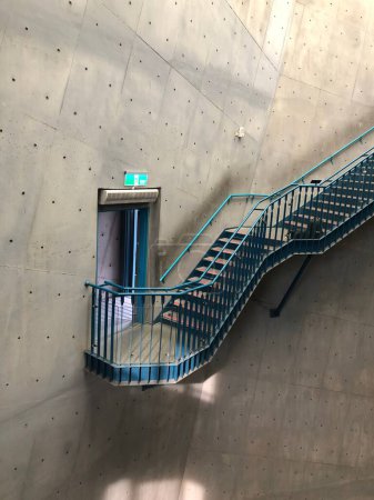 Téléchargez les photos : Un plan vertical d'escaliers menant à la porte d'évasion dans Shihsanhang Museum of Archaeology, Taiwan - en image libre de droit