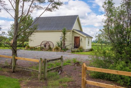 Foto de Una pequeña iglesia rural con paredes de madera y techo de hierro en Mid Canterbury, Nueva Zelanda - Imagen libre de derechos