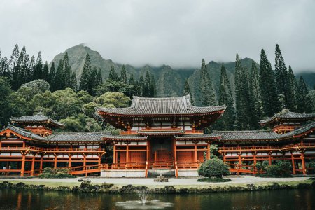 Téléchargez les photos : Le temple japonais Byodo-in avec un étang en face de l'île d'Oahu, Hawaï. - en image libre de droit