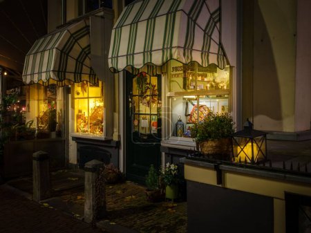 Téléchargez les photos : Une ancienne boulangerie historique à Deventer aux Pays-Bas dans la soirée - en image libre de droit