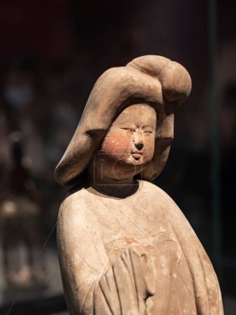 Téléchargez les photos : Une vue rapprochée d'une figure de la tombe d'une femme dans le musée d'histoire du Shaanxi - en image libre de droit