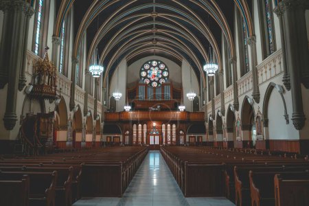 El interior de la iglesia católica San Juan Evangelista en Indianápolis, Indiana