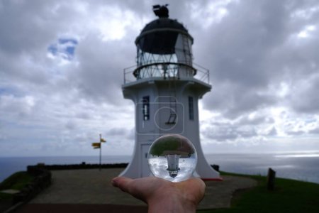 Téléchargez les photos : LightHouse néo-zélandais au cap Reinga pendant les printemps - en image libre de droit