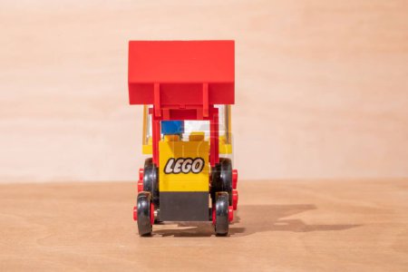 Téléchargez les photos : Plan rapproché d'un modèle Lego vintage d'une pelle placée sur une surface en bois - en image libre de droit