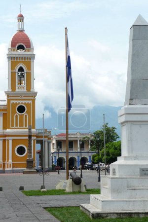 Téléchargez les photos : Vue verticale de la cathédrale de Grenade avec dôme rouge et motifs blancs entourés de bâtiments au Nicaragua - en image libre de droit