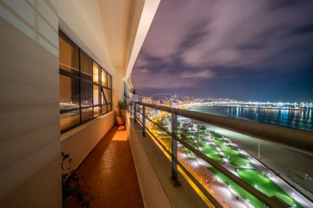 Foto de Vista panorámica de los edificios del centro de Tanger por la noche - Imagen libre de derechos