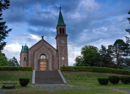 Téléchargez les photos : Une belle vue sur l'église de Grorud capturée par une journée nuageuse en Norvège, Oslo - en image libre de droit