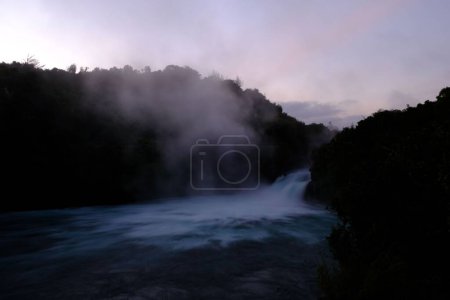 Foto de Huka Falls Nueva Zelanda durante un amanecer - Imagen libre de derechos