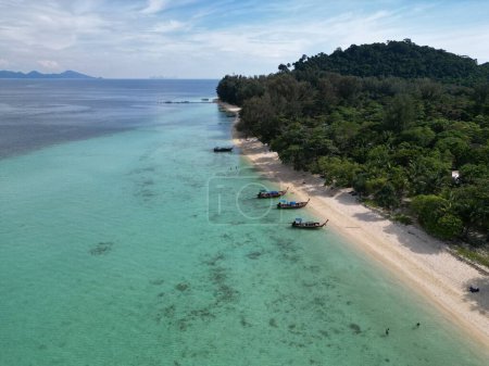 Foto de Una vista del exótico paisaje tailandés con vista al mar y la selva - Imagen libre de derechos