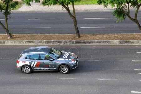 Téléchargez les photos : Le véhicule d'assistance routière de la société ACP Automovel Clube de Portugal dans la rue - en image libre de droit