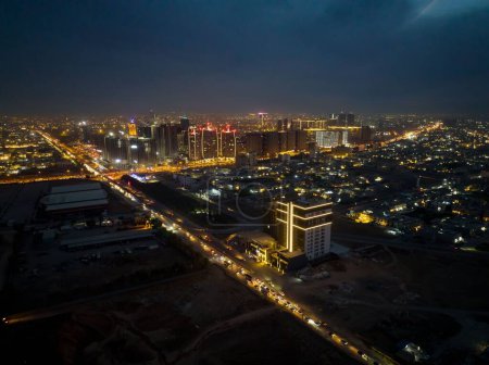 Foto de Una vista aérea de la ciudad de Erbil con calles concurridas y rascacielos iluminados por la noche, Irak - Imagen libre de derechos