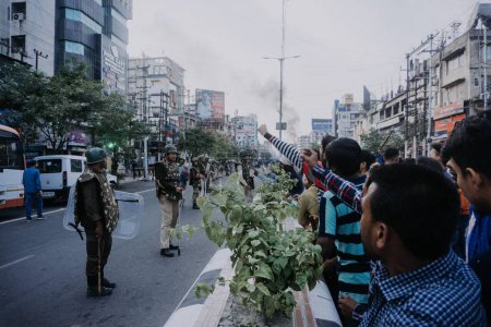 Foto de La policía y la multitud en la calle en la protesta del CAB en Guwahati, Assam, India - Imagen libre de derechos
