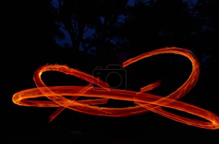 Foto de Una larga exposición de los senderos de luz roja en el fondo oscuro - Imagen libre de derechos