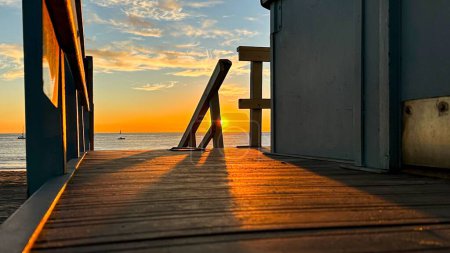 Foto de Puesta de sol en una playa de Los Ángeles con silueta de torre de salvavidas - Imagen libre de derechos