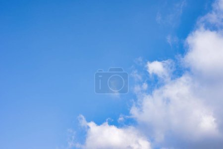 Téléchargez les photos : Beau ciel en cristal bleu avec des nuages blancs, parfait pour l'arrière-plan, Volos, Grèce . - en image libre de droit